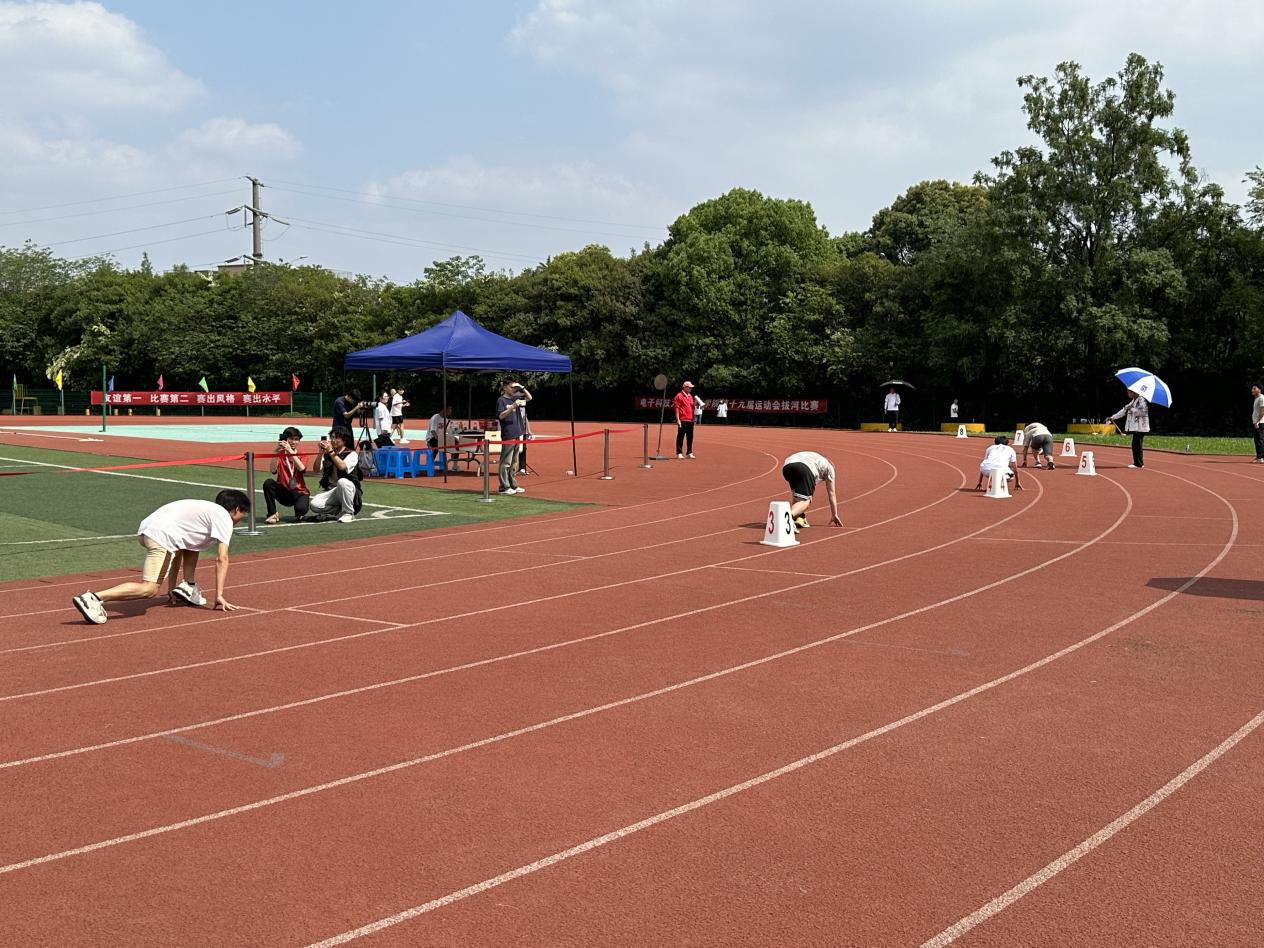 艺术与科技学院积极参与第十九届校运动会400米决赛