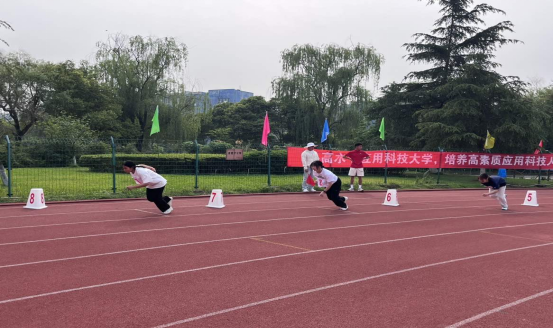 商学院女子200米决赛：速度与激情的较量，商学院巾帼展风采