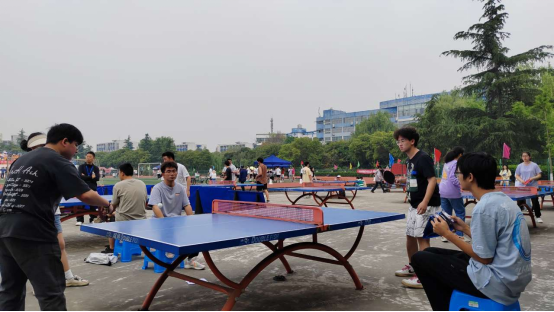 商学院学子在校运会乒乓球团体赛中展现实力